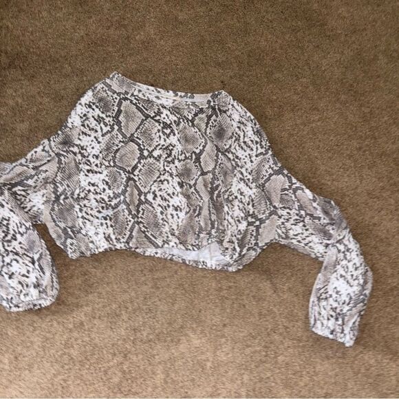 92. Altar'd State Cropped Snake Print Blouse Size Medium - Picture 1 of 3